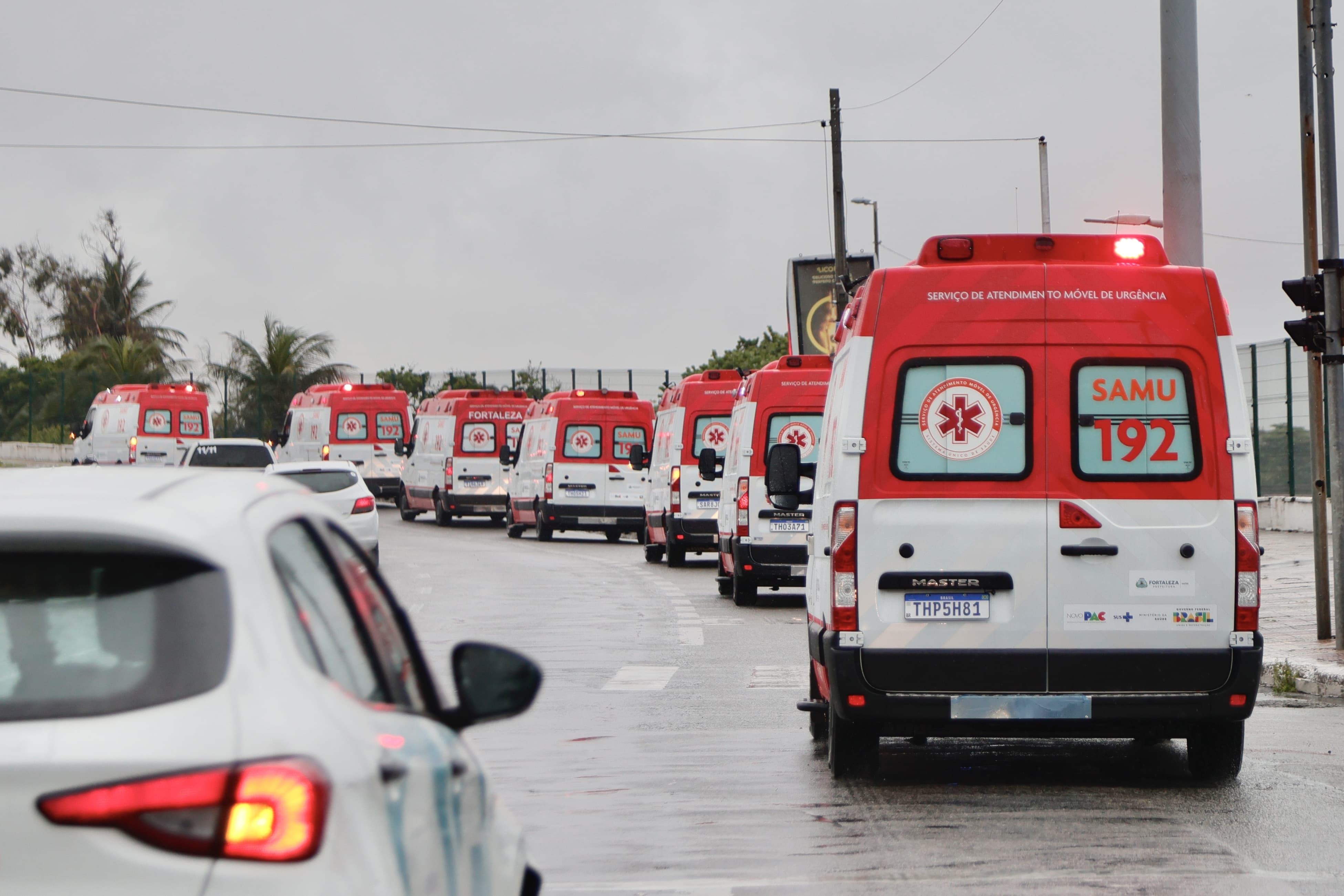 ambulâncias alinhadas numa avenida